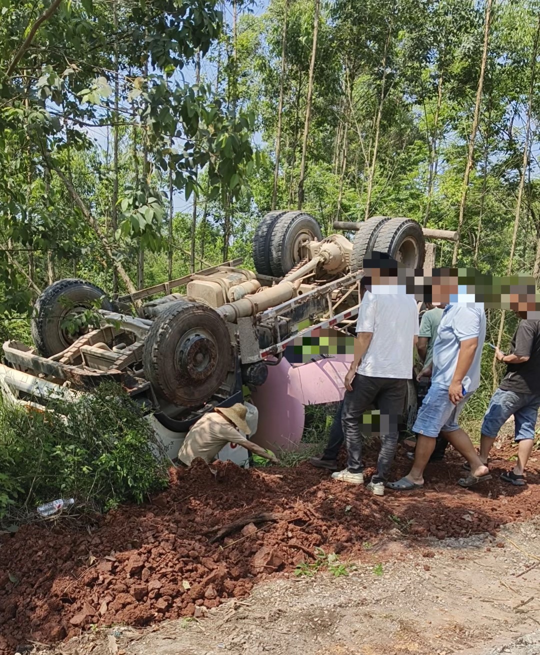 【钦州下某江一搅拌车翻车朝天在路边】4月25日，广西钦州下某江一辆水泥搅拌车翻车