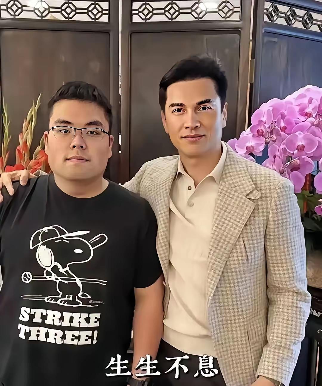 你相信吗？
这两个人是父子:一个今年71岁，
一个今年25岁，却看起来像40！