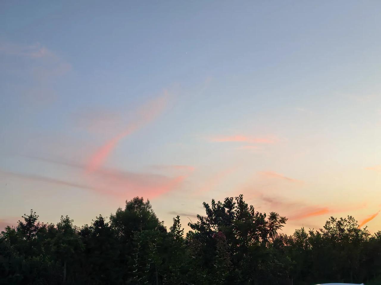 今晚的晚霞太美了！像被火烧过似的，红得那么热烈又温柔，看着就让人心里暖暖的。