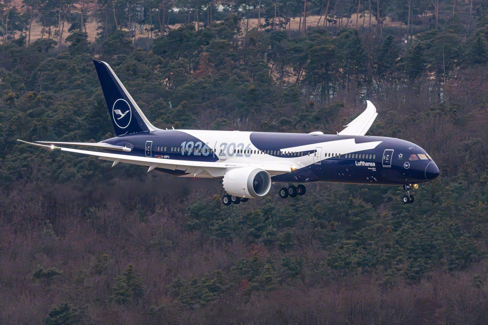 汉莎航空百年庆祝彩绘首架飞机—787-9“柏林号”（D-ABPU）于昨天飞抵法兰