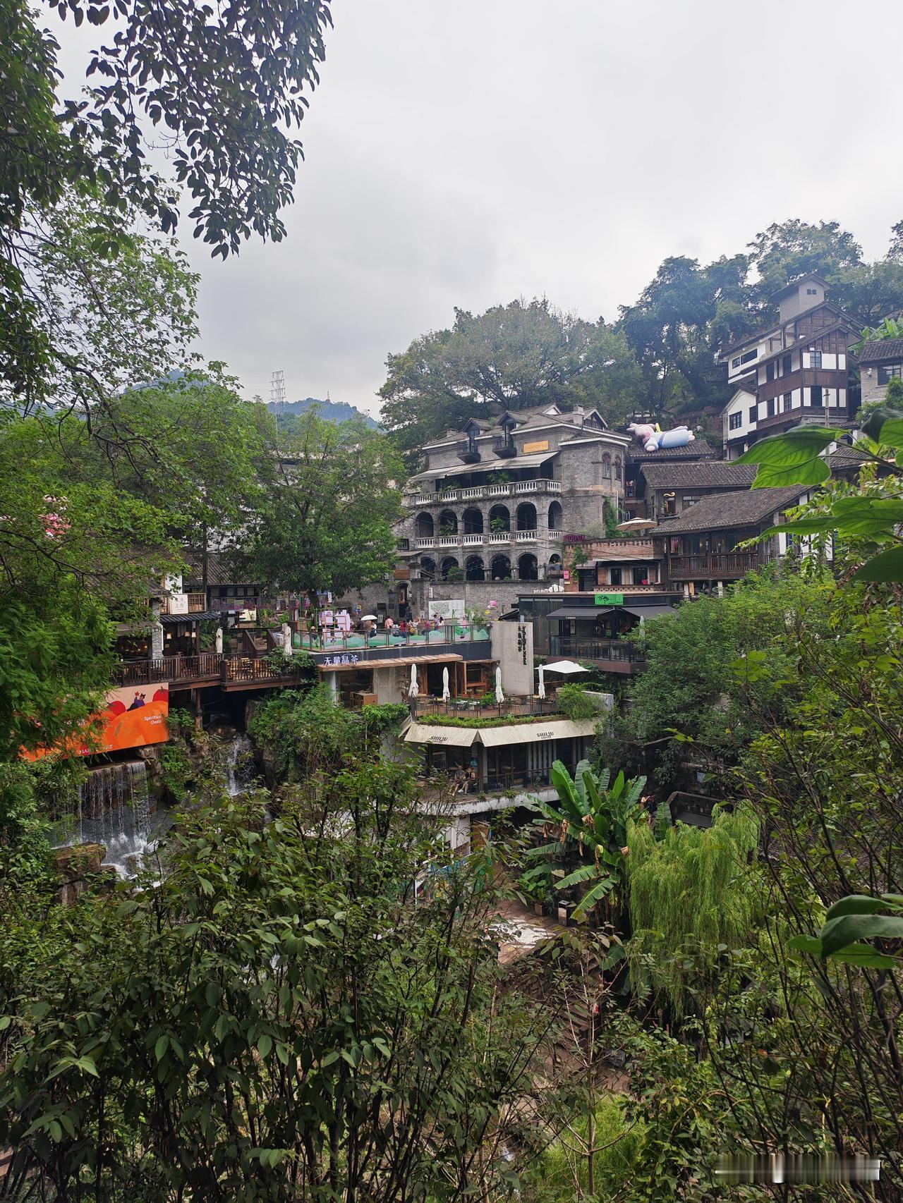 多年前教语文，有一篇文章说重庆“城是一座山，山是一座城”，所以重庆被称为山城。第