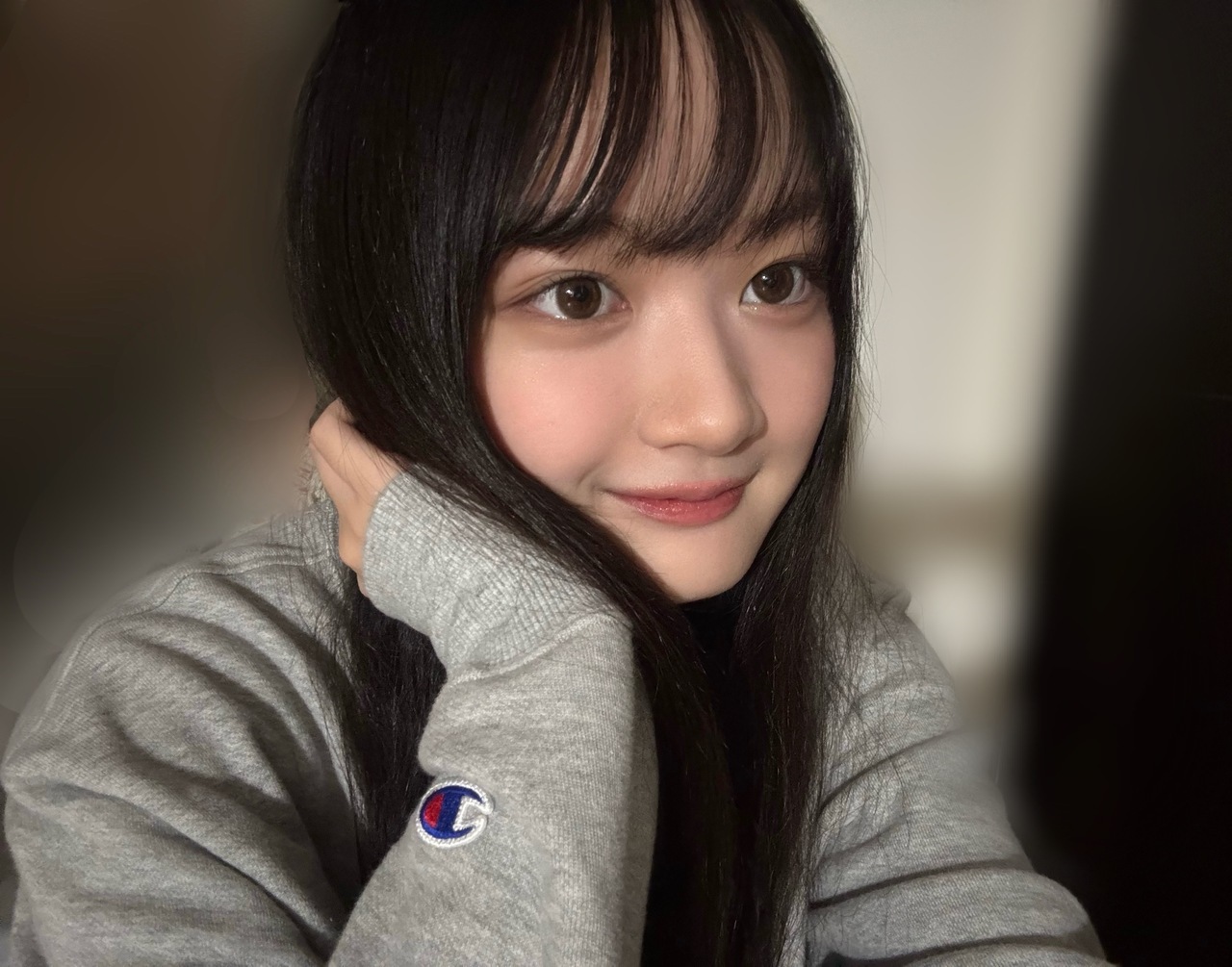 目黒陽色「わたしは手を顔の前でなにかと動かすことがクセみたいで、手を振るときとか