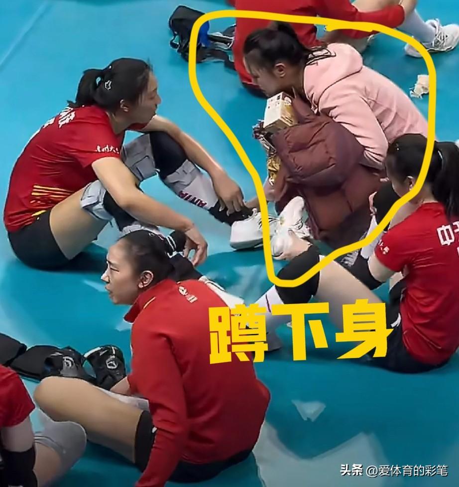 张常宁蹲下身，安慰鼓励发挥失常的唐欣，这一幕像寒冬里的一把火，温馨又感人[笑哭]