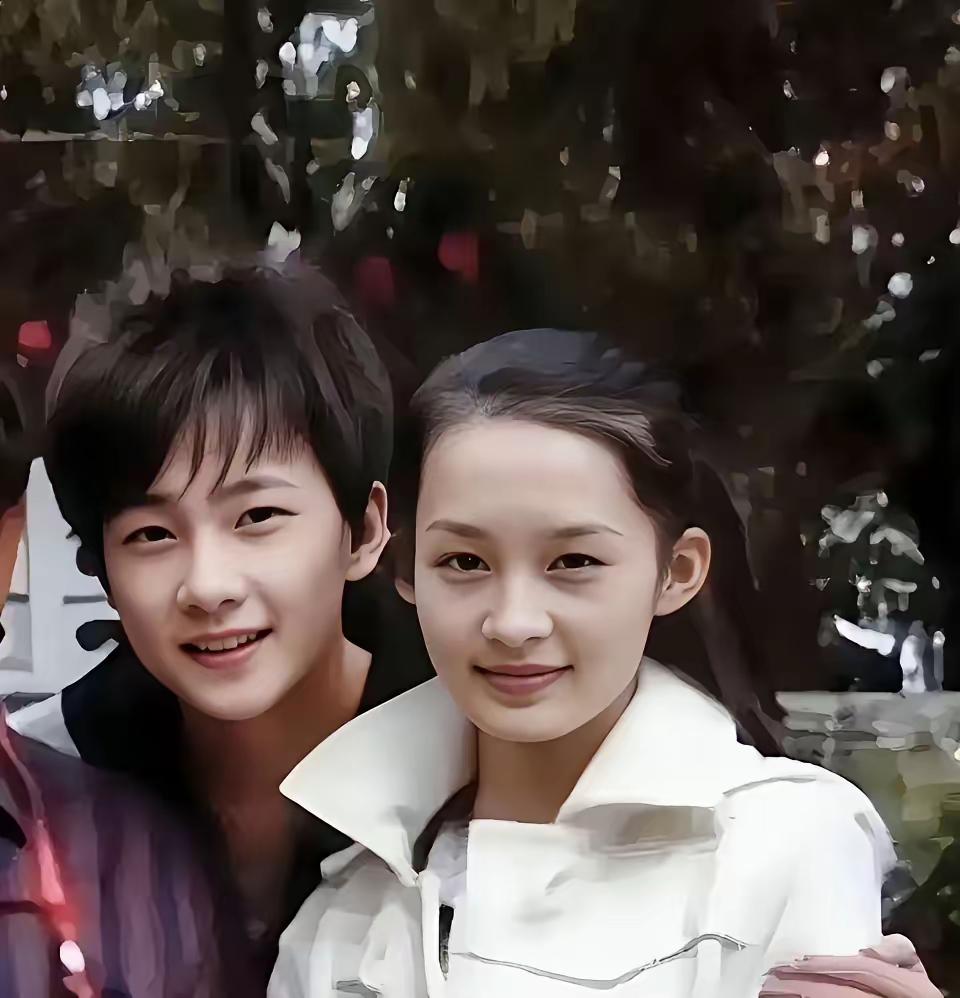 杨洋与李沁，李少红版《红楼梦》里的宝二爷与宝姐姐。那时的二人好像高中生，就是一对