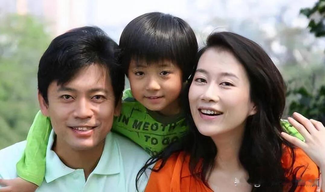 何政军年轻时候还是个美男子，是帅男人的标准，五官俊朗，俊美绝伦，而且他一直以来为