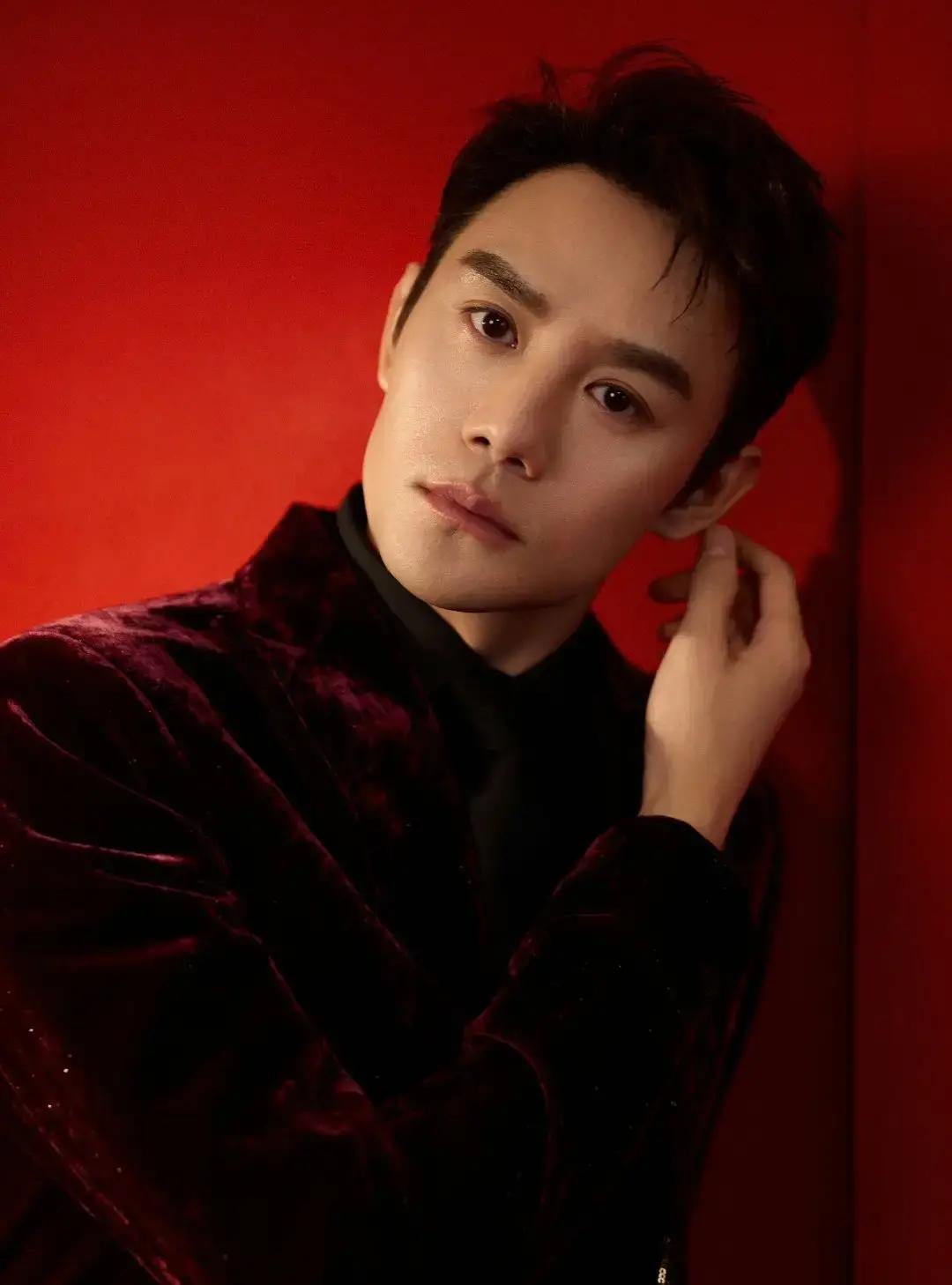 1.8亿围观他的侧脸
 
一张照片，24小时刷屏。王凯穿戗驳领西装，侧颜线条像刀