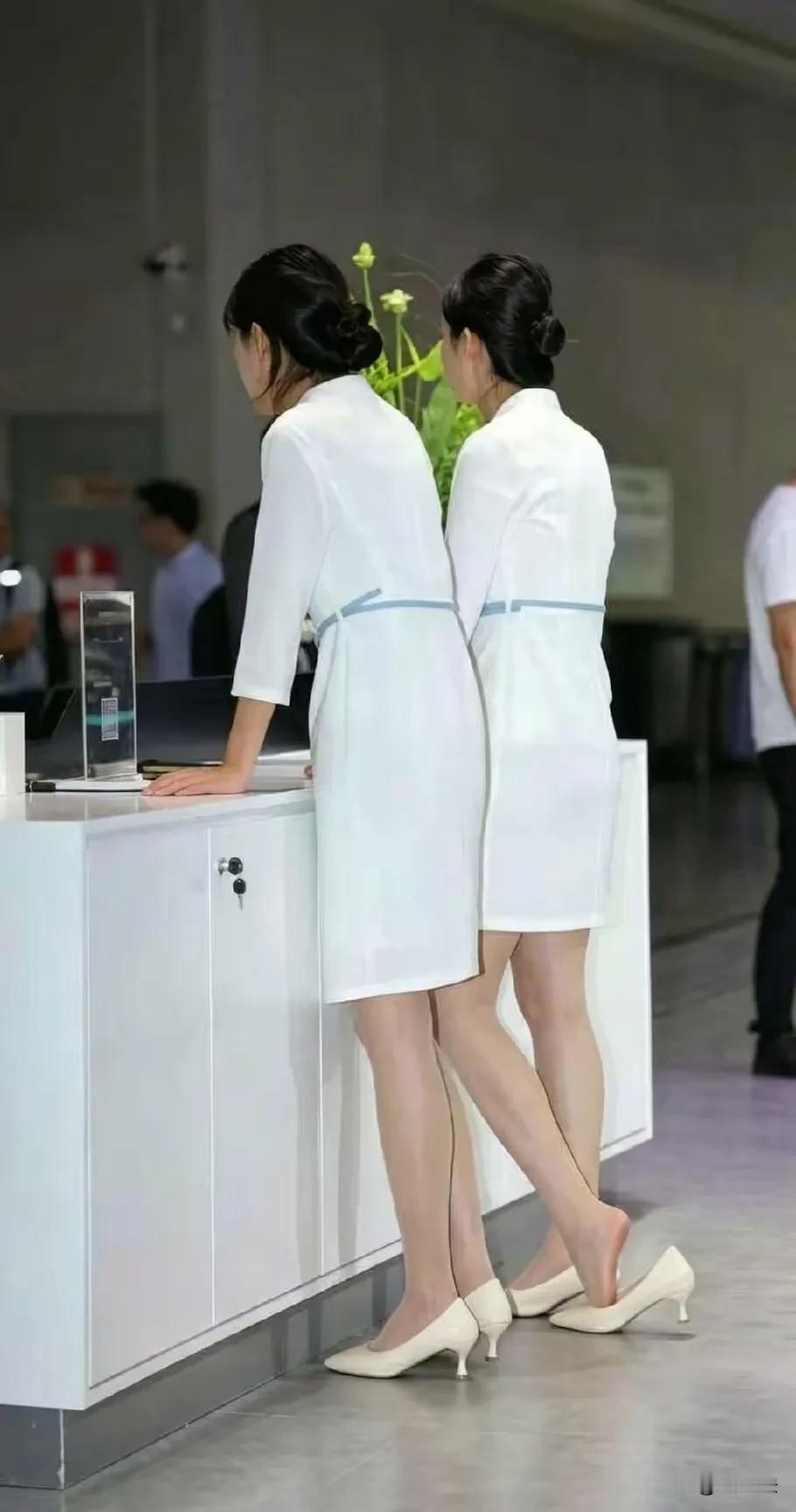 这个套装这个身材实在是无敌了。