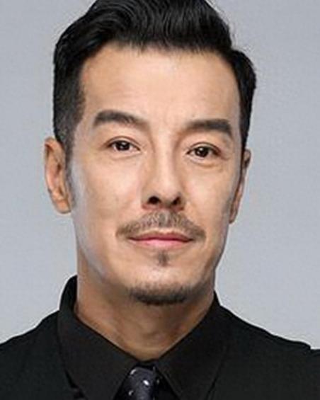 父亲是央视领导，他却偏不当关系户，娶二婚妻子，46 岁才走红，这个男人叫于鹏，后