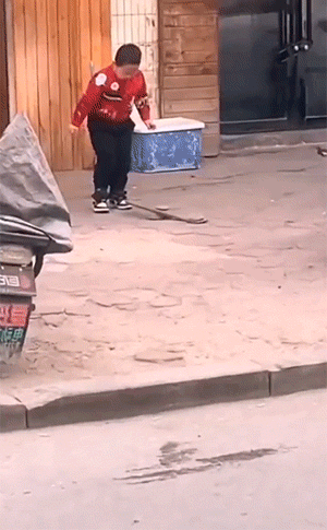 小朋友第一次经历物理学的毒打，放心，后边你还会被它毒打很多次。