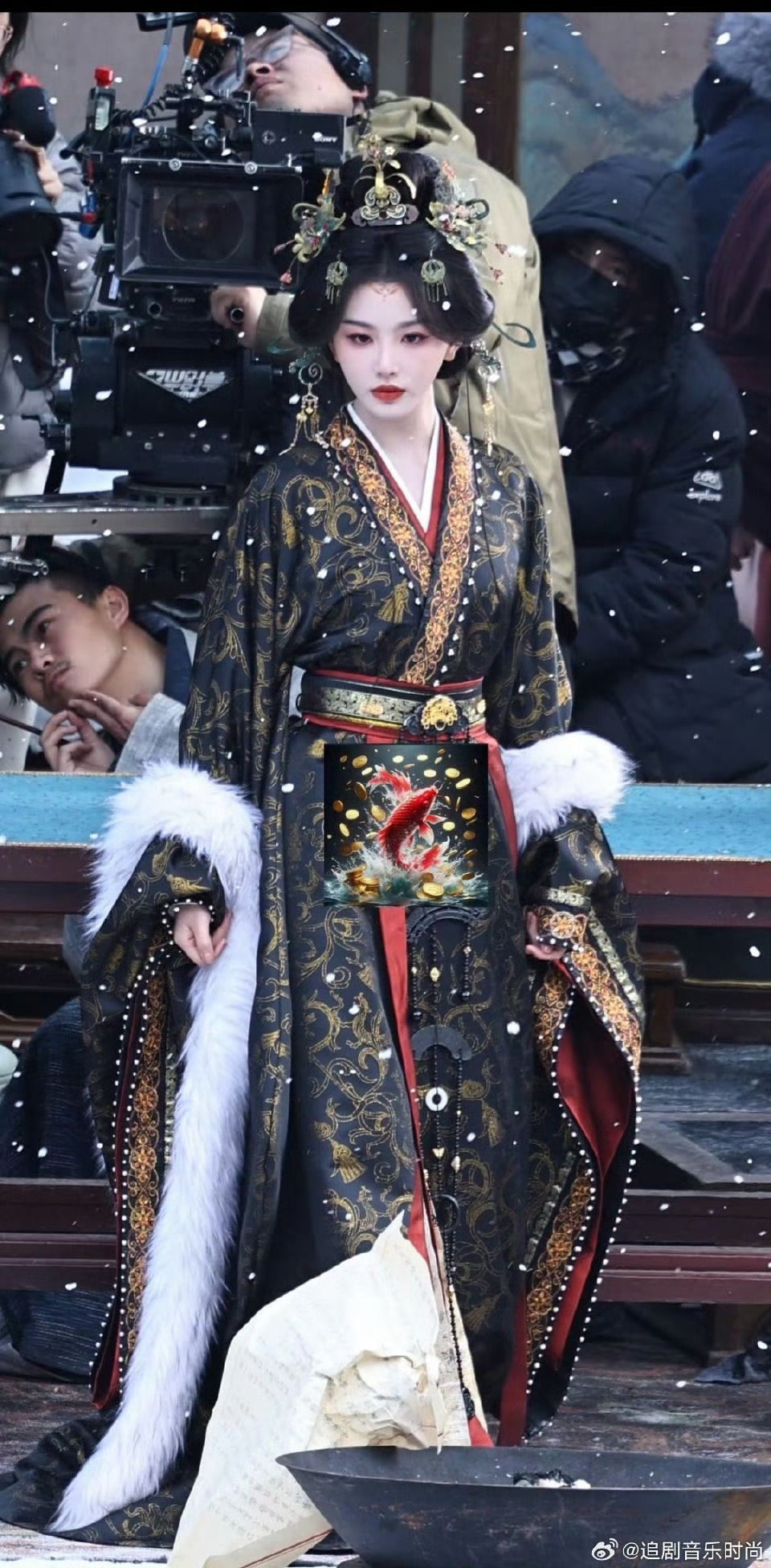 孔雪儿撑伞又出神图 孔雪儿一撑伞，氛围感直接封神！今日我为天下主，半生尘埃尽褪去