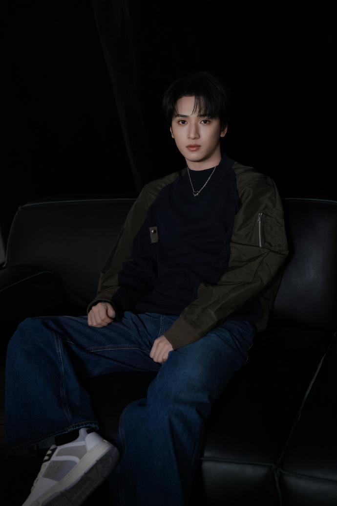 严浩翔下次再带胆小鬼golden给大家拍照吧 