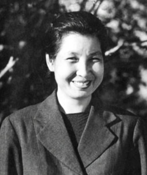 她是为数不多，敢于直呼伟人绰号的老井岗，她见毛主席，从来都是大大咧咧的。一声“老