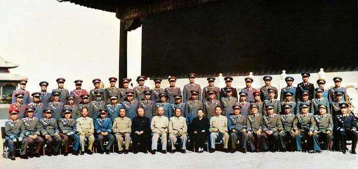 这是1959年10月1号国庆节，开国元勋们在北京天安门城楼上的大合照。

真的是