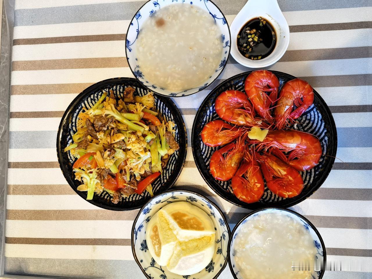 昨日中餐打卡，开启减脂模式也绝不亏待味蕾！

一碗温润的杂粮粥，一盘高蛋白的白灼