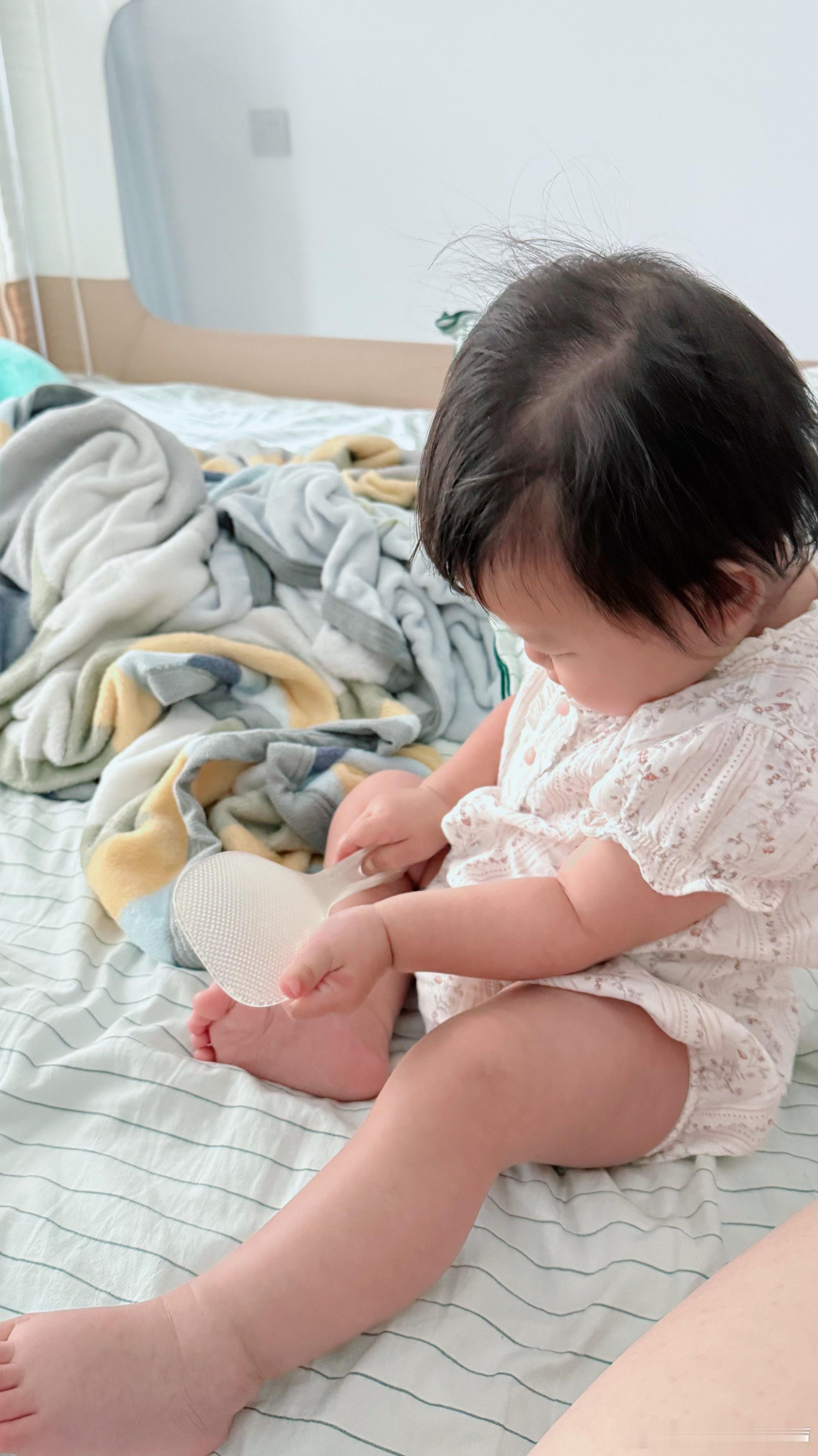 六点钟就醒了，不知道在哪儿摸了个饭勺（？），沙坡好发达一早上。困死了🥱，带娃最