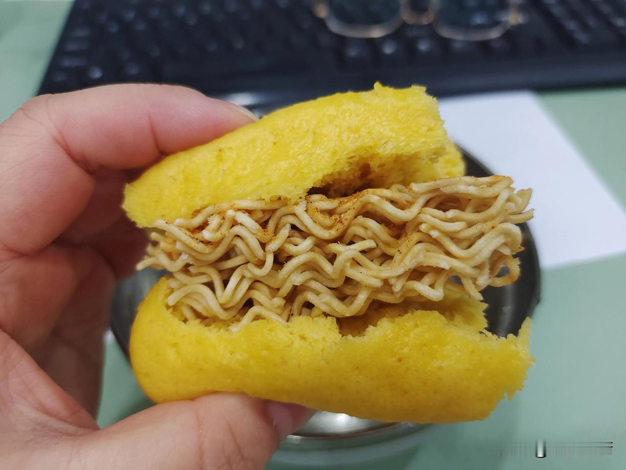 馒头夹方便面，有吃过没？方便面派