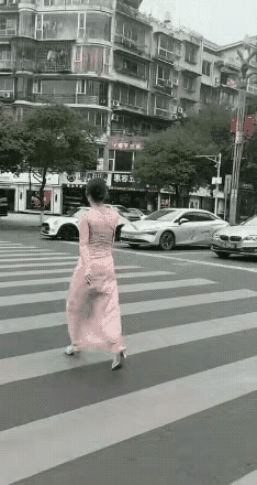 现在的有些人是不是太不像话了，一点规矩都没有，一排车在等红灯，过来一位女士，开始
