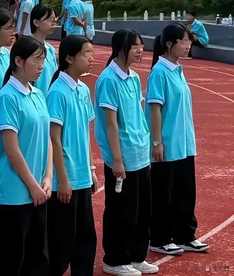 我们的孩子精气神哪去了，含胸驼背脖子前倾的太多了，说好的少年心气呢？
     