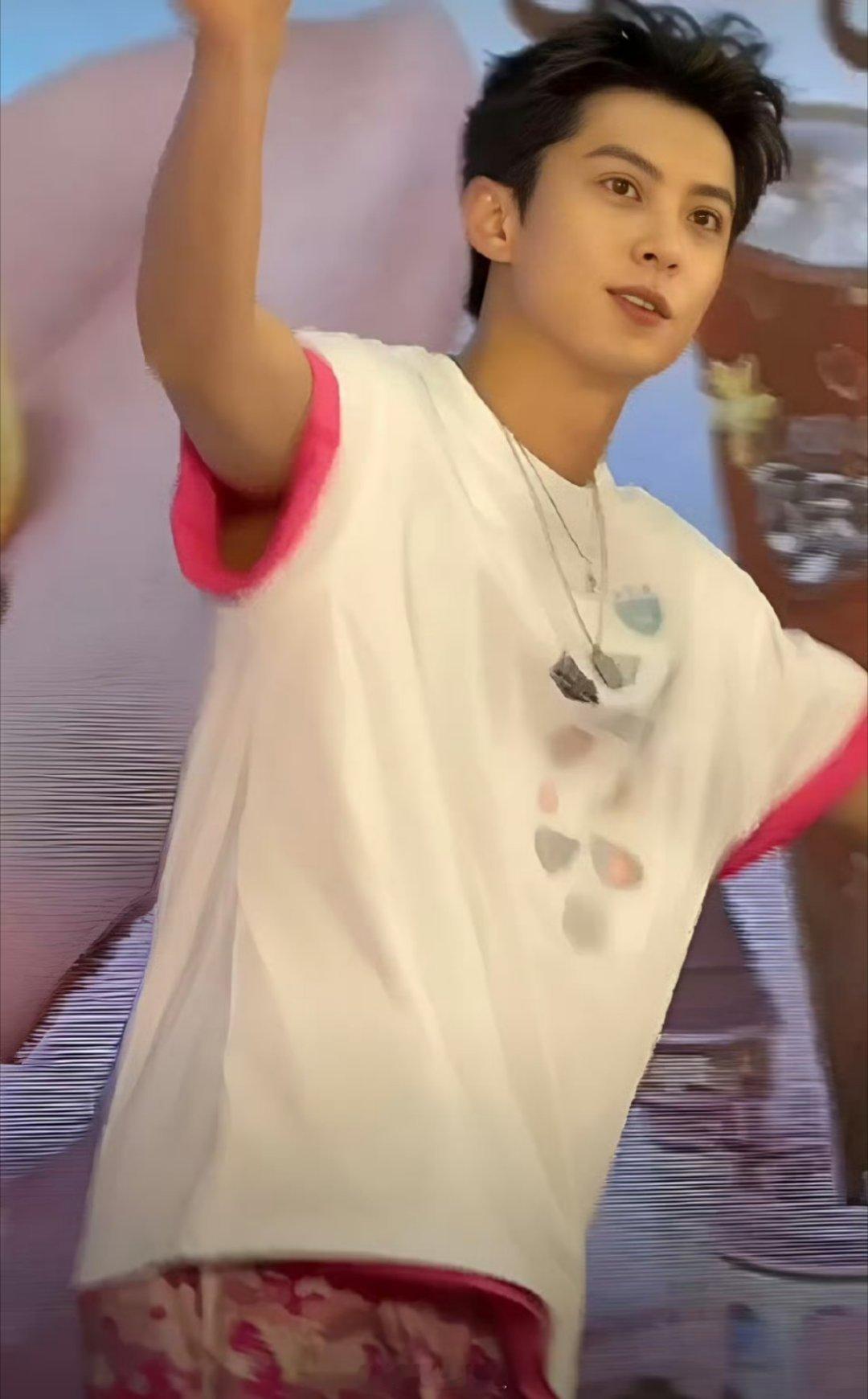 今天出席线下活动的男明星生图有陈飞宇、杨洋、王鹤棣、周翊然，客观评价一下，你觉得