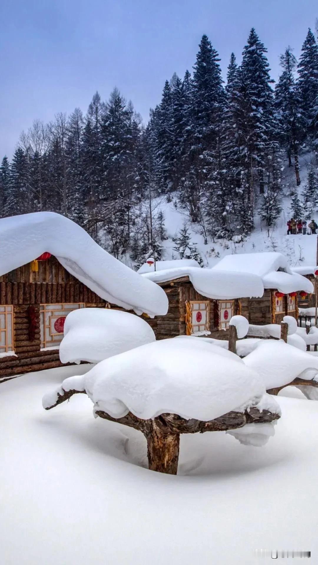 雪域木屋，如诗如画。人生路上风雨兼程，冷暖自知，与美好同行，相拥寒冬里的温柔，相