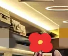 直播无处不在，坐火车也有，而且是美女直播！


卖的是当地土特产，还让试吃，感觉