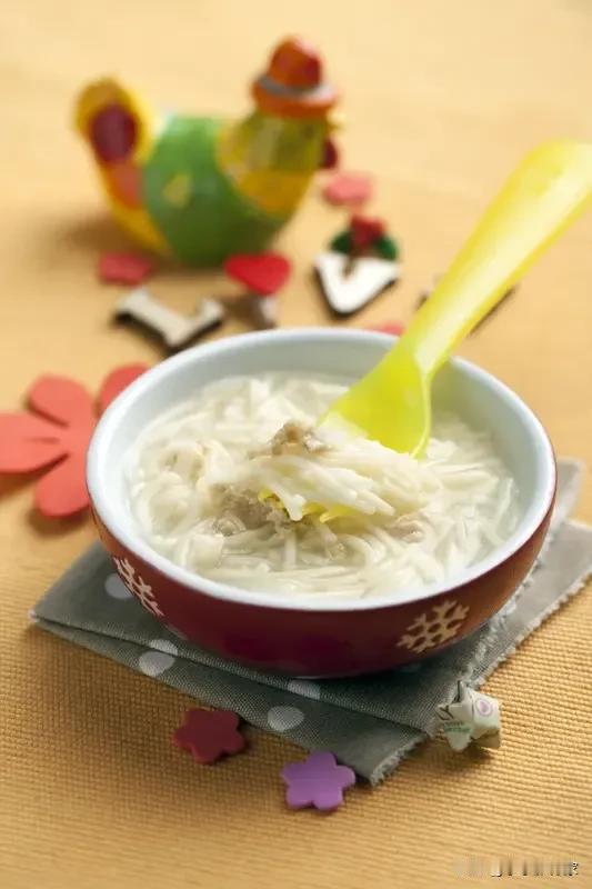 额滴神呀，我回老家看见弟弟的女儿，10个月，看着小小的，至今还没有正经吃过辅食，