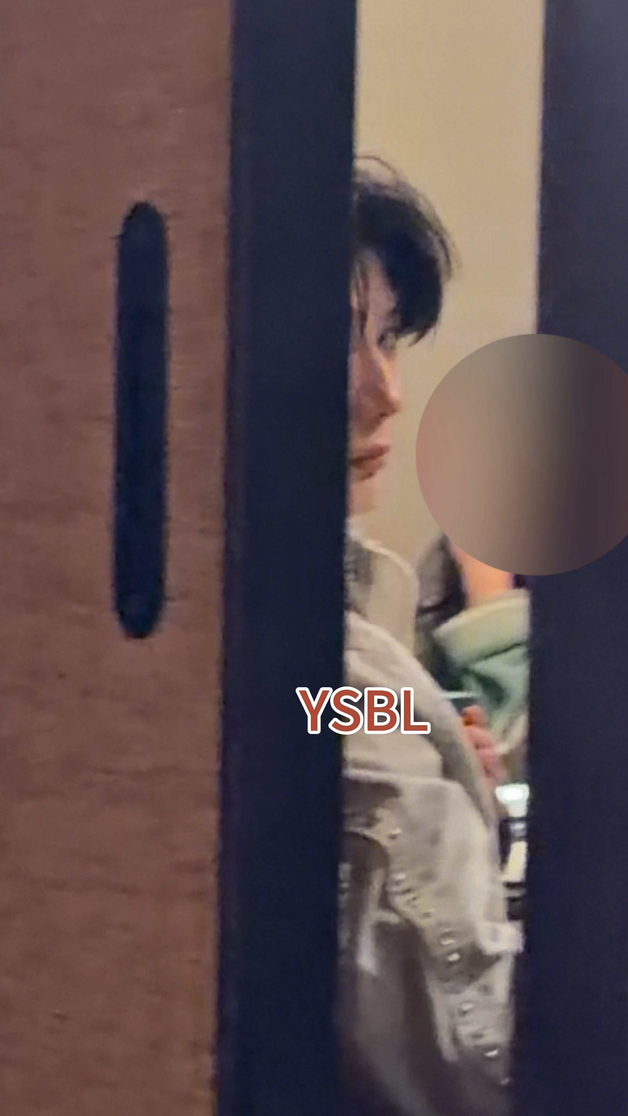 鼻梁真的好挺啊。。 