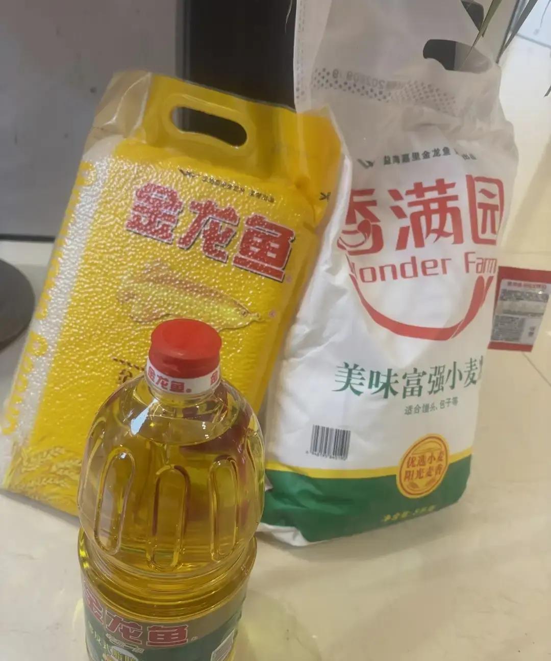 十年雷打不动的米面油，今年被大舅妈一句“寒酸”当场打回原形。

200块的金龙鱼