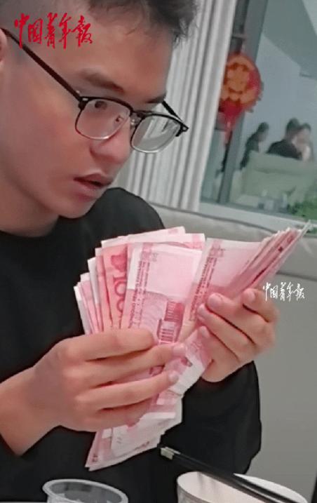 “太真实了！”贵州六盘水，哥哥考上一本大学，爷爷一开心，直接掏出5000块现金当