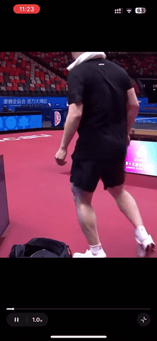 我发现樊振东的穿鞋方法，脚伸进鞋内之后，脚后跟他不是去抠出来的，是捏一下鞋后跟出