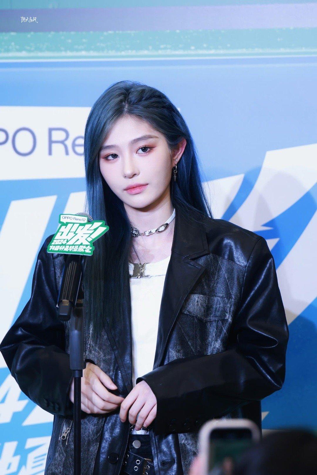 王奕仲夏毕业歌会颈环皮衣造型好飒[泪]期待王奕的舞台表现！ ​​​