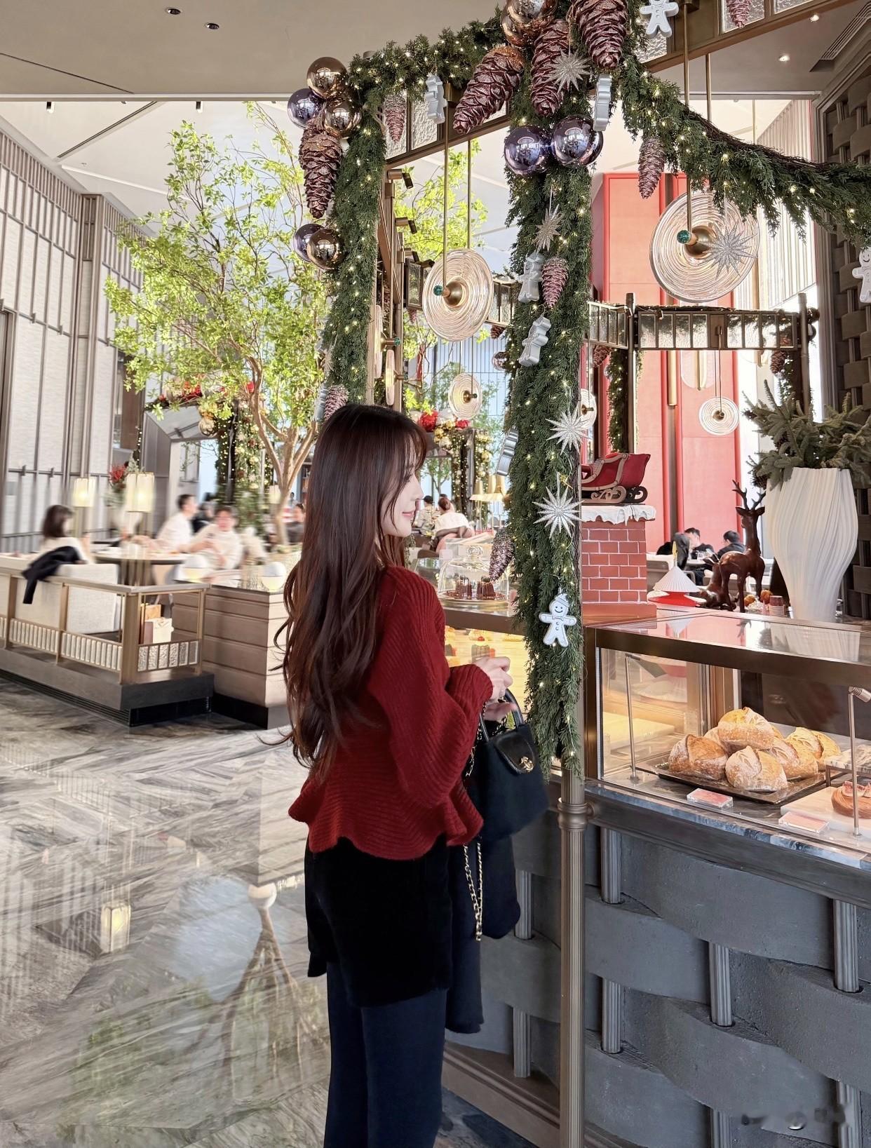 不过红配黑也不是谁都能轻松驾驭，穿不好就显廉价没质感。像陶虹穿红高跟鞋就穿出了街