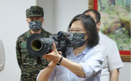 台湾前领导人蔡英文69岁仍孤身一人，当翻开她的身世和情史，才恍然大悟为何和日本人