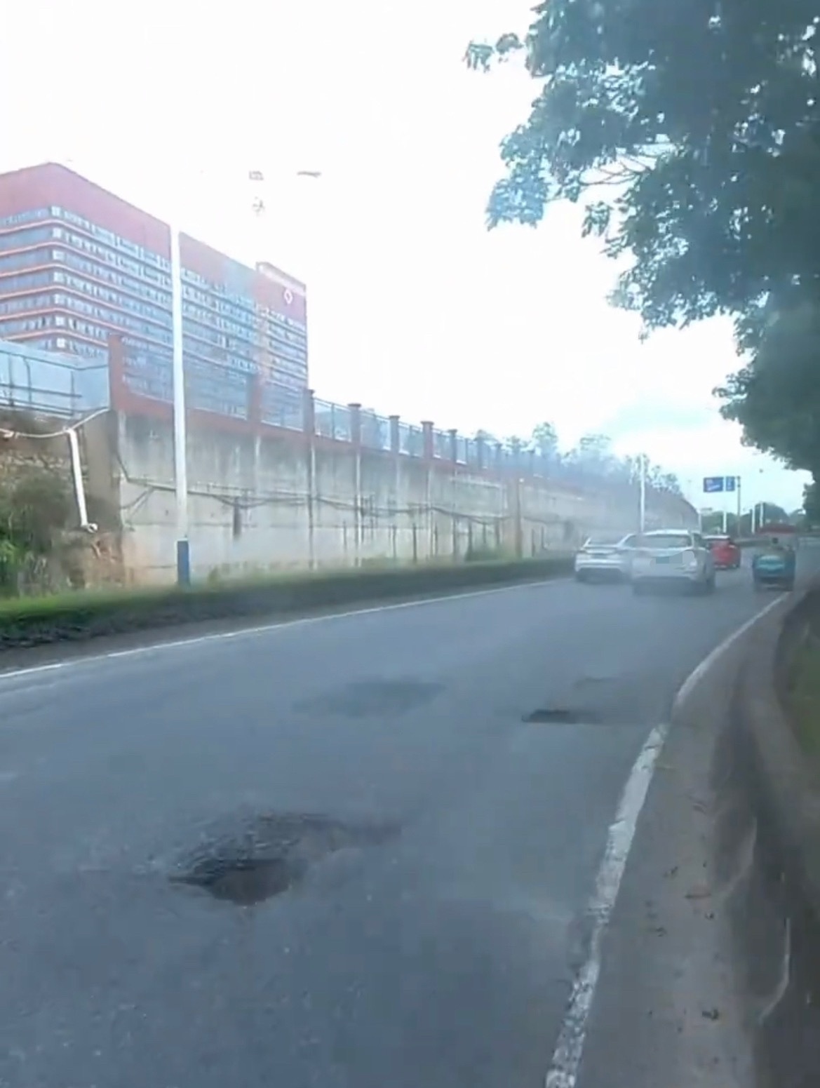 【玉林某立交桥转弯上二环路路段有路坑】7月23日，网友爆料称：玉林市某立交桥转弯