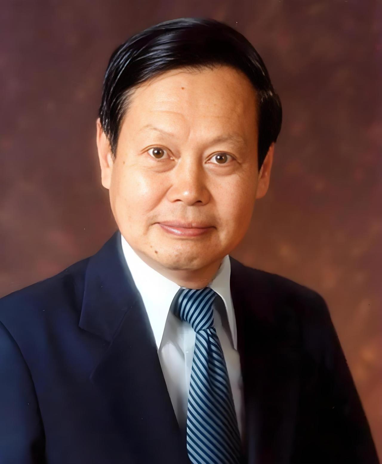 先生溘然长逝，
最悲痛的不是翁帆
也不是三个儿女，而是因为他，才有了信心的中国人
