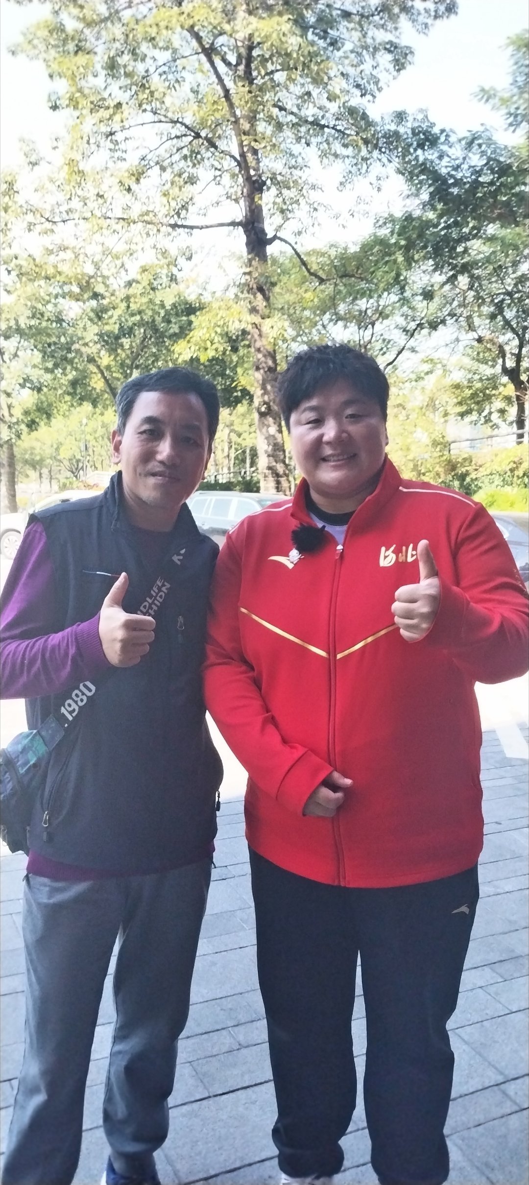 2025年11月17号我与中国著名国家队田径队运动员巩立娇：“六朝元老合影留念 