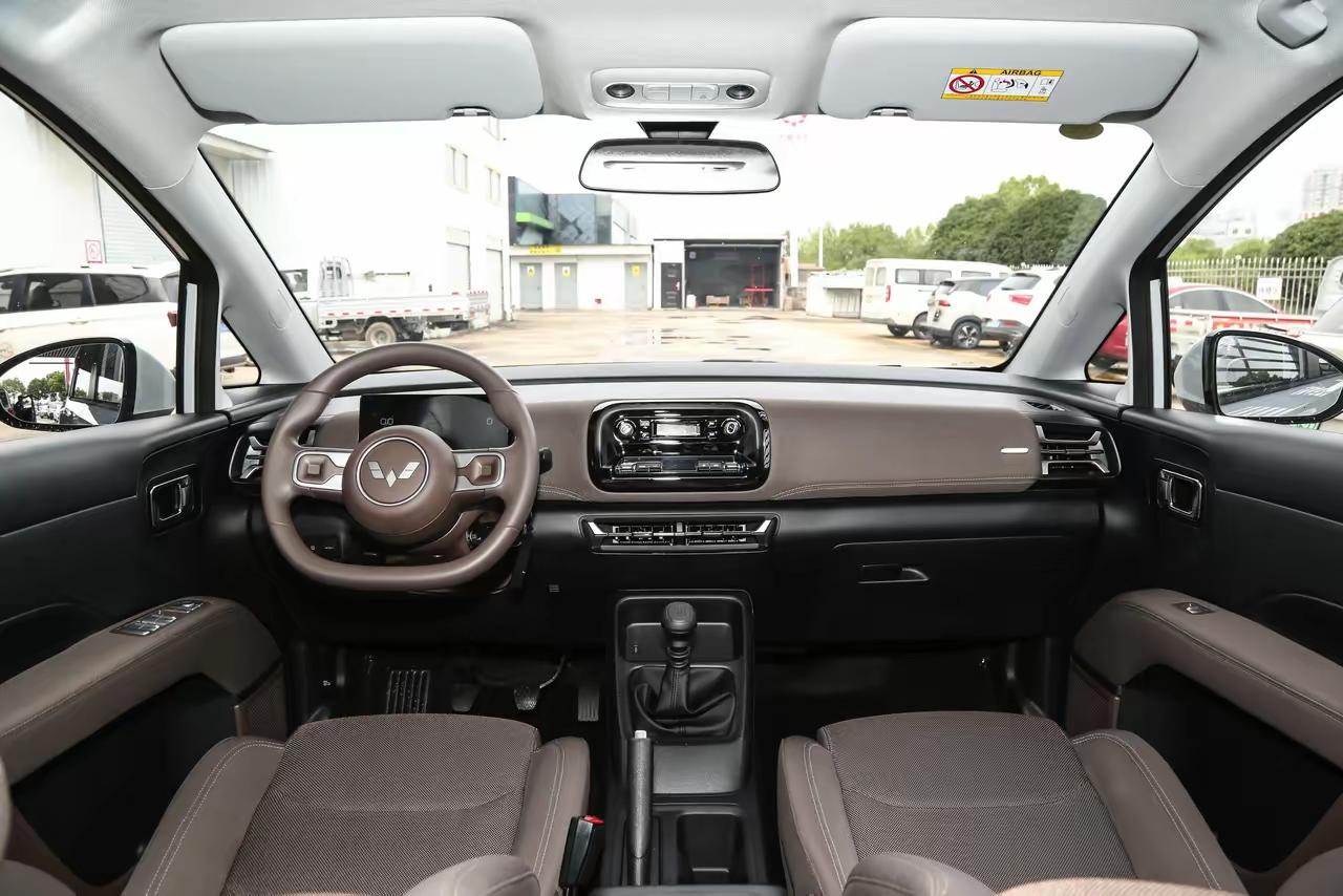 的电池采用100%可回收材料，车身轻量化设计，降低能耗15%。

五菱宏光MIN