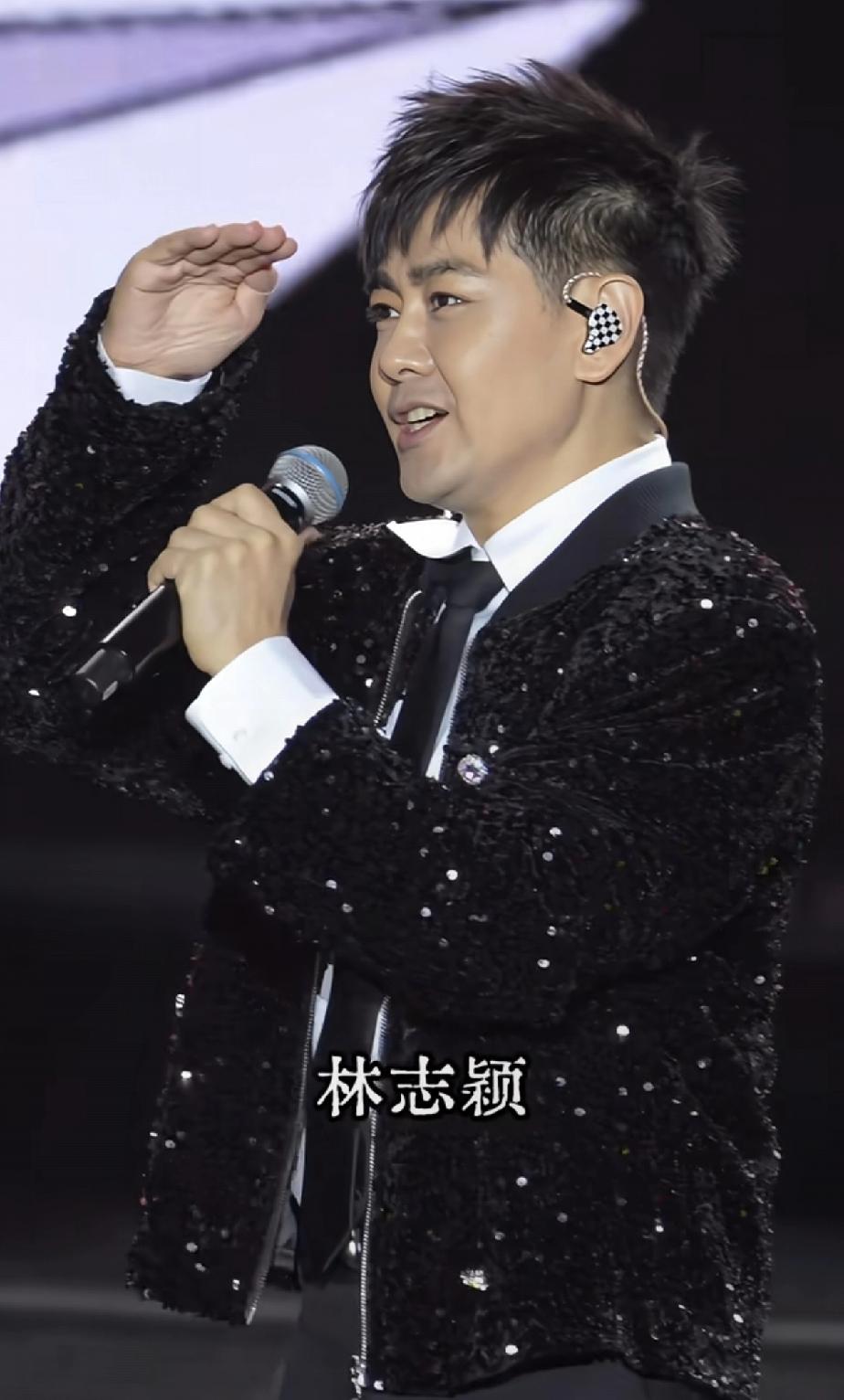 除了发量，
不老男神林志颖也开始中年油腻了[捂脸]
不过健康是福，
历经车祸还能