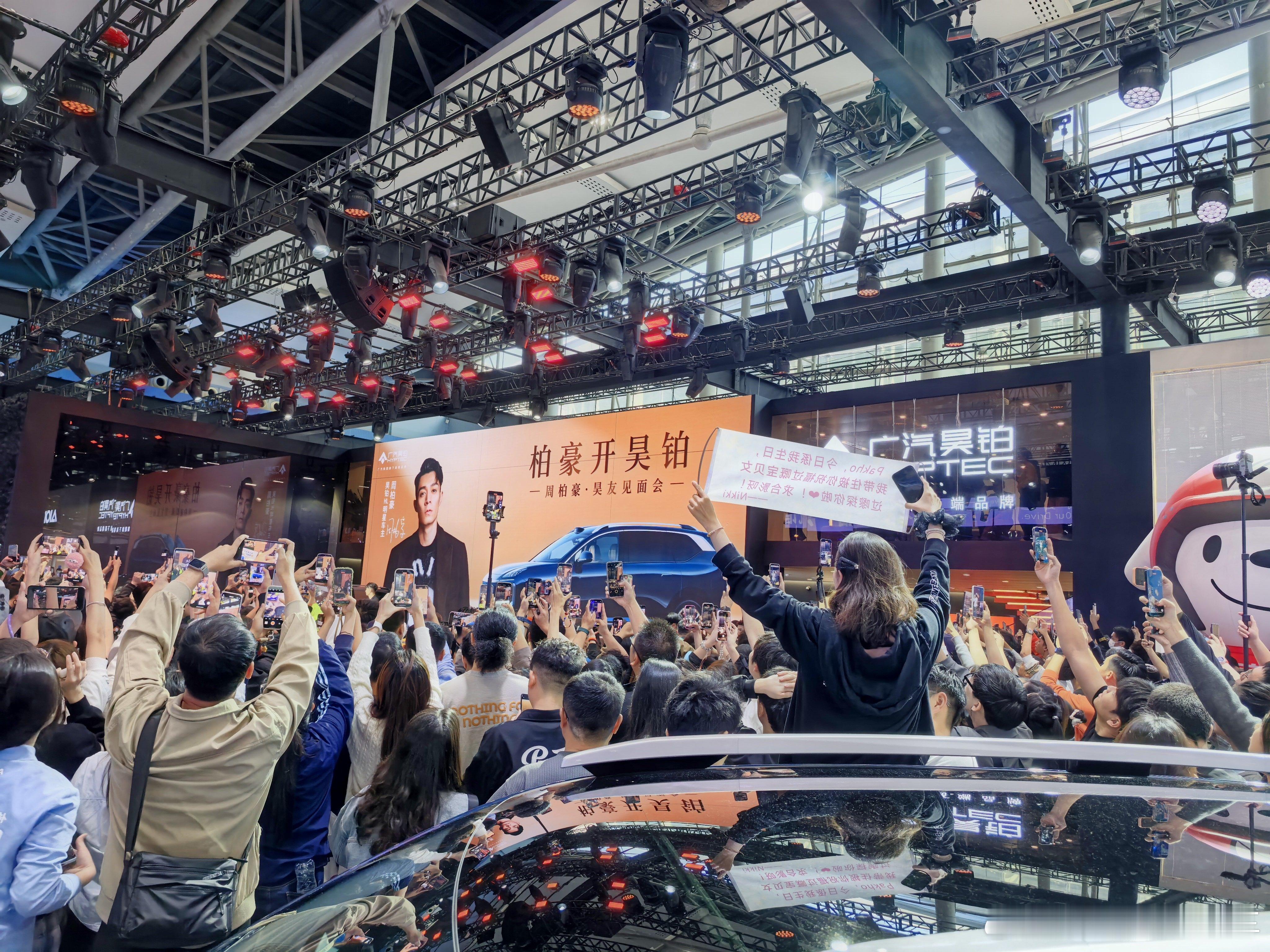 华为Mate70RS这10倍镜头很出色，在众多手机的围堵下拍到了昊铂展台的周柏豪