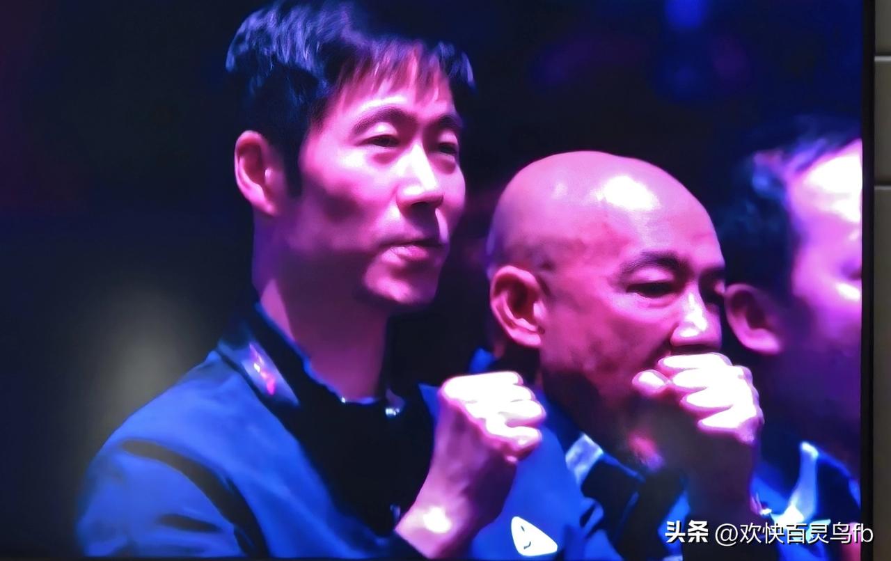 王励勤有点后悔！
他双手握拳为蒯曼加油。
他好像瘦了，也憔悴了。
他真的不容易！