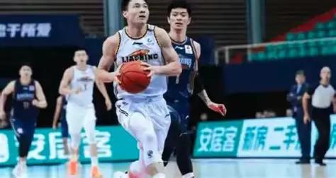 场均四分的赛场透明人，集训却能正面单挑现役国产顶级球星——这个名字叫鄢手骐，一个