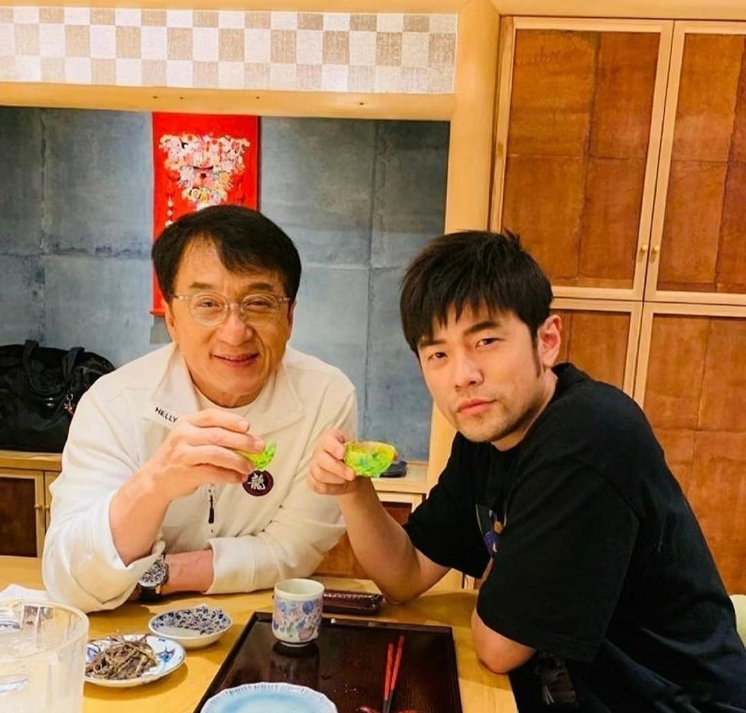 著名“功夫巨星”成龙是周杰伦天津演唱会的演唱嘉宾，周董的面子真够大的啊！你们觉得