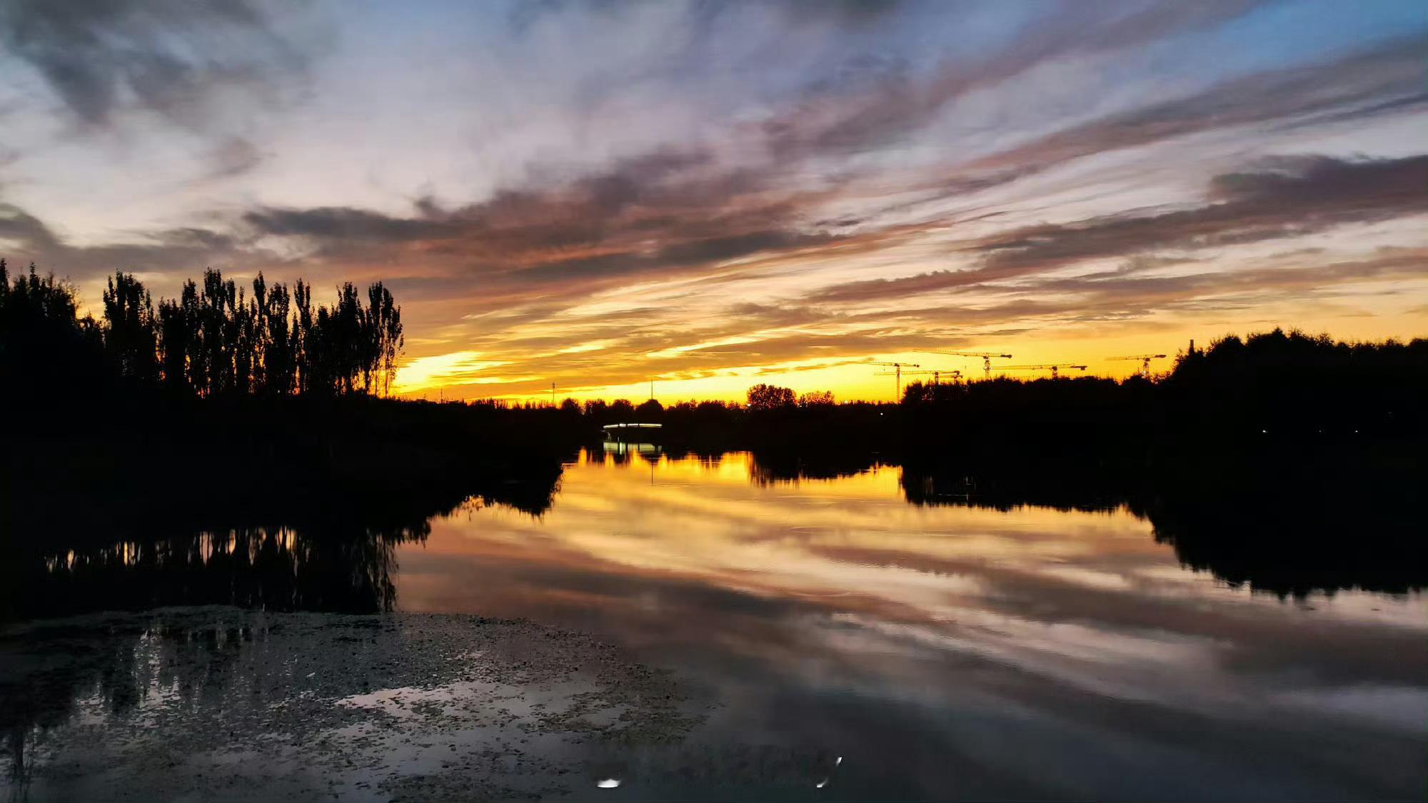 北京朝霞 果然起得早的朋友，能看到最美的风景，完美错过北京朝霞。其实好看的朝霞和