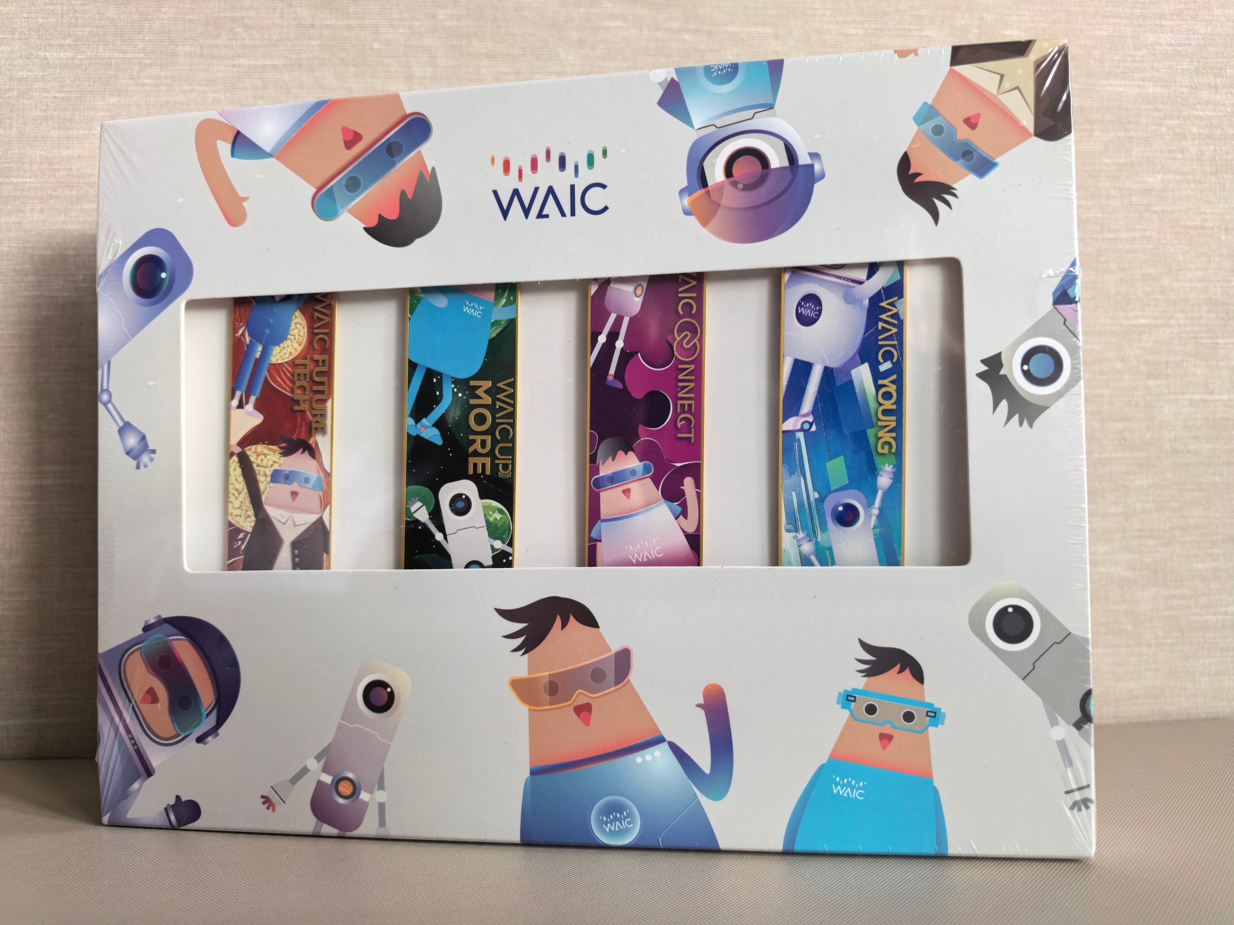 周末抽个小礼物。[酷]关注我，，抽 1 位铁粉送出一份 WAIC 金属书签，送给