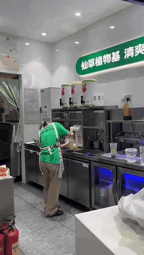 图一：看什么看啊？这杯子就是你的啊！所以人家才不好意思的笑了笑。

图二：想要结