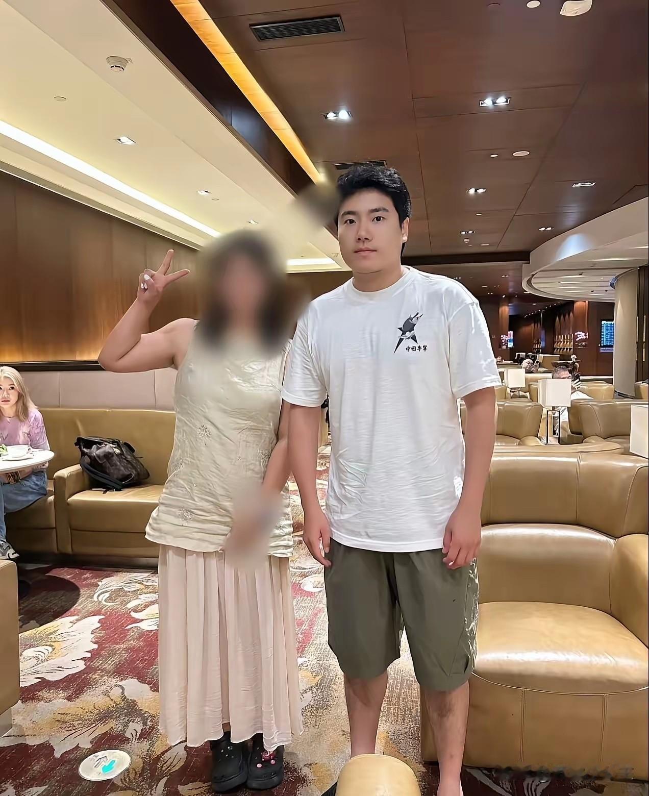 梁靖崑应该要退役了，昨天又有网友拍到他们一家去上海旅游了，
难道顺便和樊振东碰头