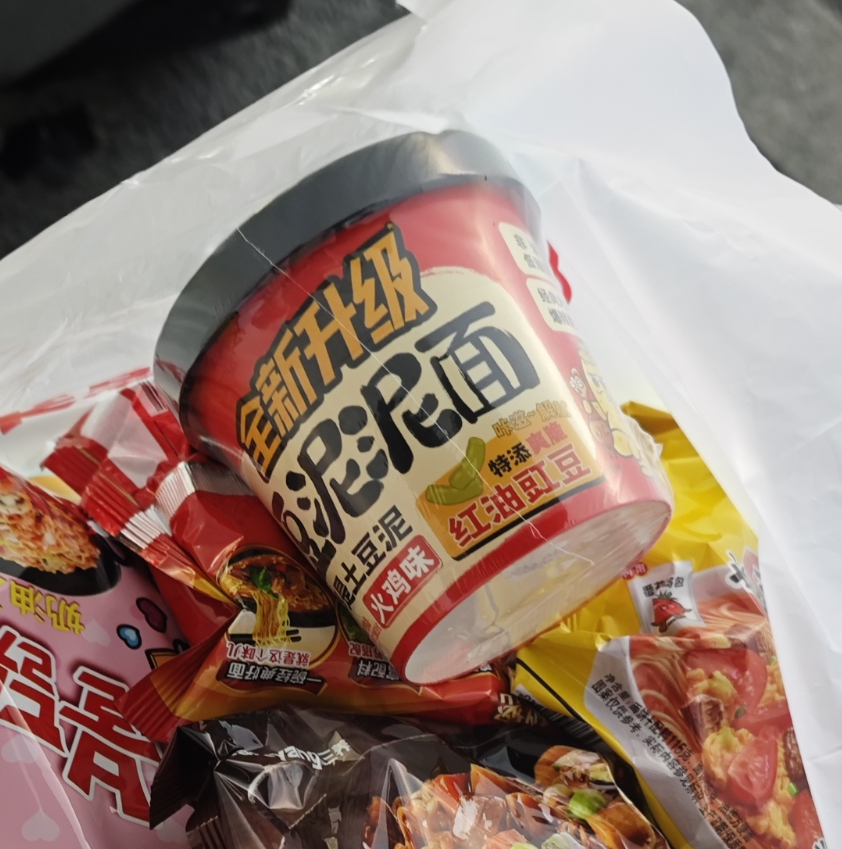 阿宽这个土豆泥面真有人吃完复购吗？。包装写“半碗土豆泥”，打开只有粉酱菜包，没看