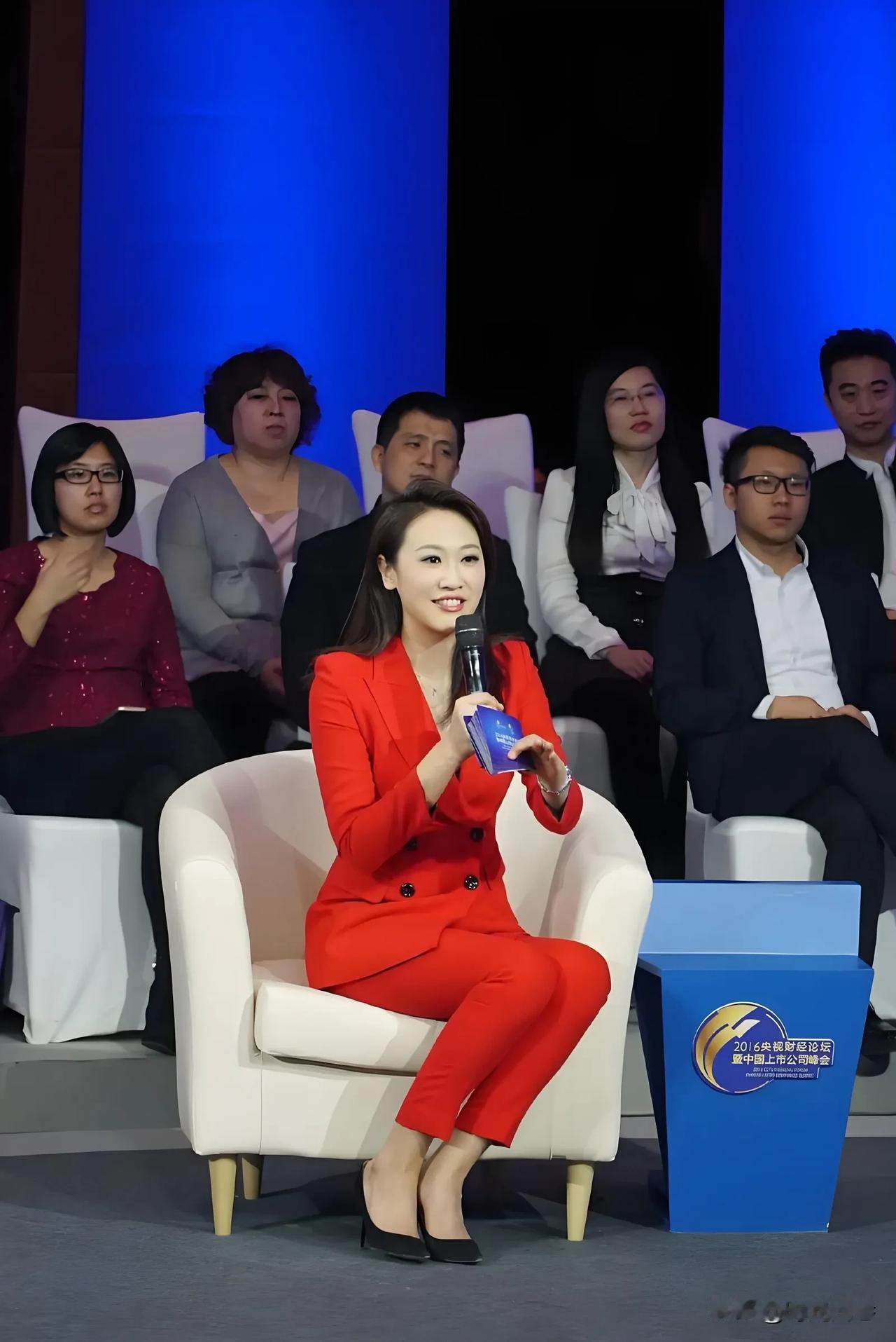 她是出生于河北的80后回族姑娘，清华大学高材生。做为央视财经频道主持人的她，有着