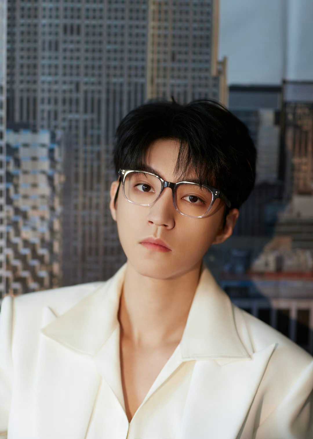 #王俊凯高智感#王俊凯今日份活动造型满满高智感，科科能考满分的学长吧，好爱这套妆