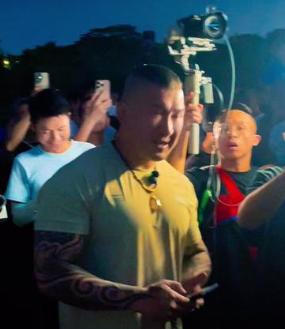 别猜了！
馆长来内蒙不是捞金！


馆长来内蒙，
不是为了挣钱那么简单。

他穿